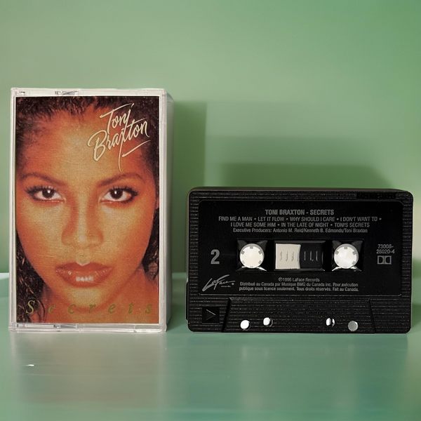 •TONI BRAXTON ~ SECRETS• ~1996 OG PRESSING~ (CASSETTE TAPE)