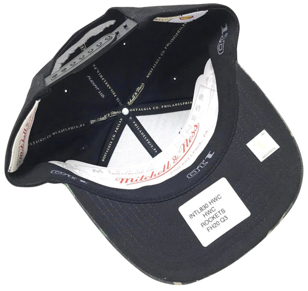 *Houston Rockets* curved beak snapback hat by Mitchell & Ness (Camo brim)