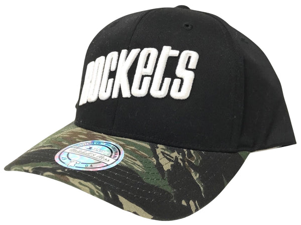 *Houston Rockets* curved beak snapback hat by Mitchell & Ness (Camo brim)