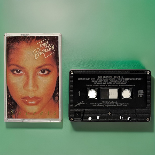 •TONI BRAXTON ~ SECRETS• ~1996 OG PRESSING~ (CASSETTE TAPE)